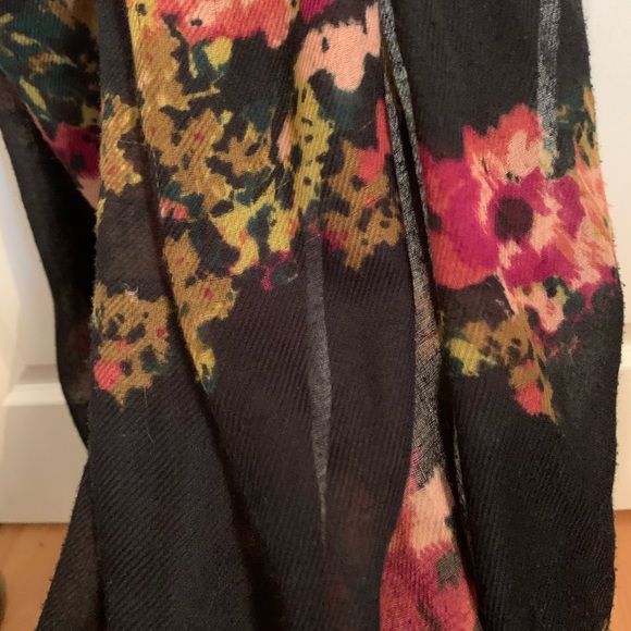 Scarf/Shawl - Picture 2 of 5